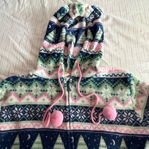 One piece Pajamas Size Small - Picture 4 of 10